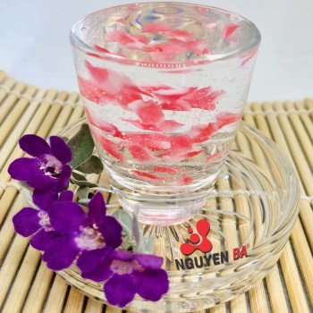 Cánh hoa màu đỏ